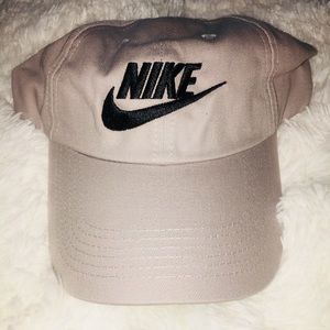 Gray Nike Baseball Cap 🧢